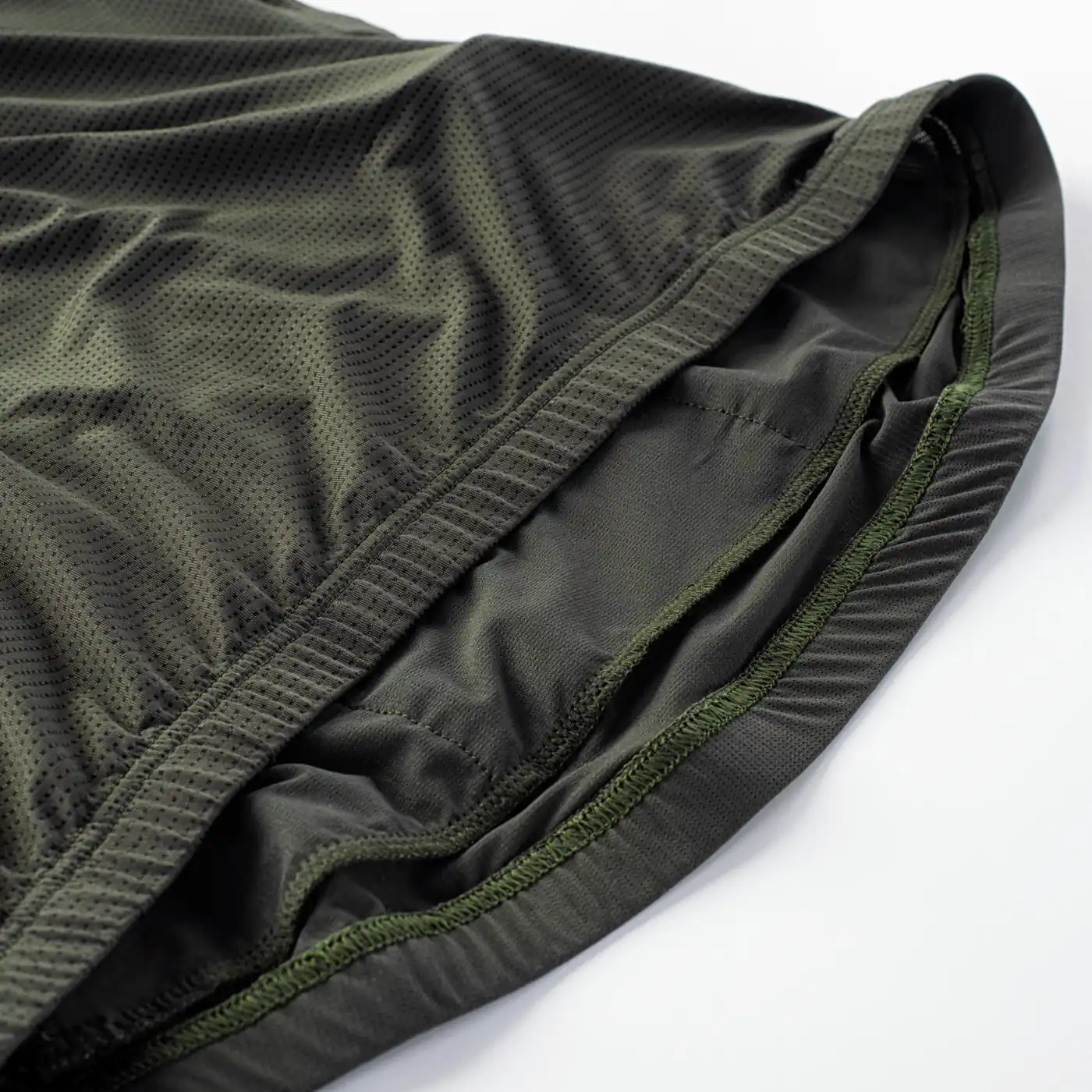 Obleka za velosiped izrabotena od lesen materijal koj brzo se sushi.