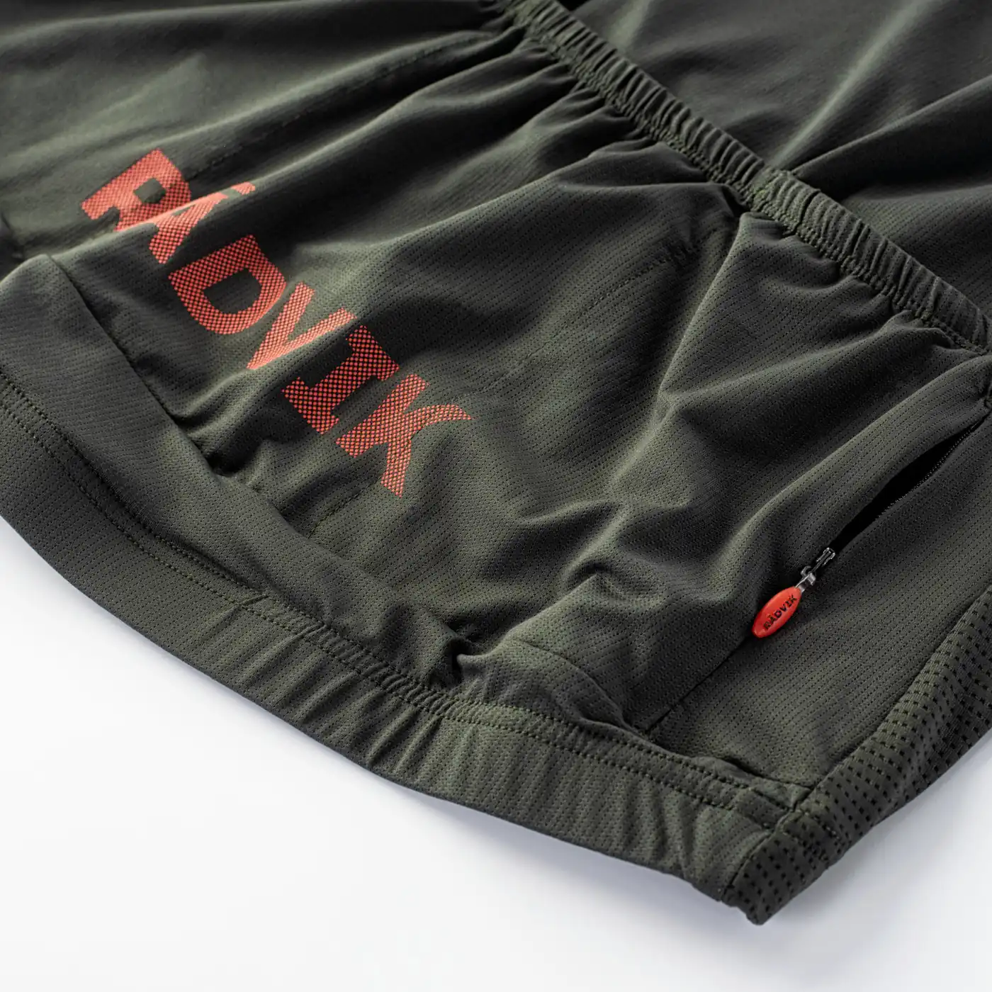 Obleka za velosiped izrabotena od lesen materijal koj brzo se sushi.