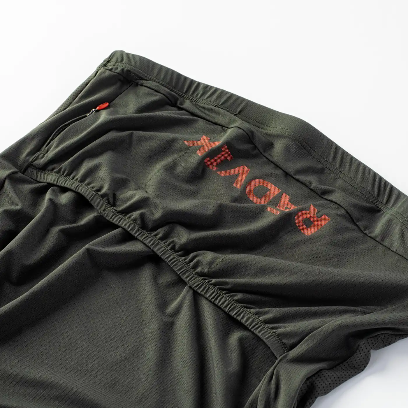 Obleka za velosiped so patent izrabotena od lesen materijal koj brzo se sushi.