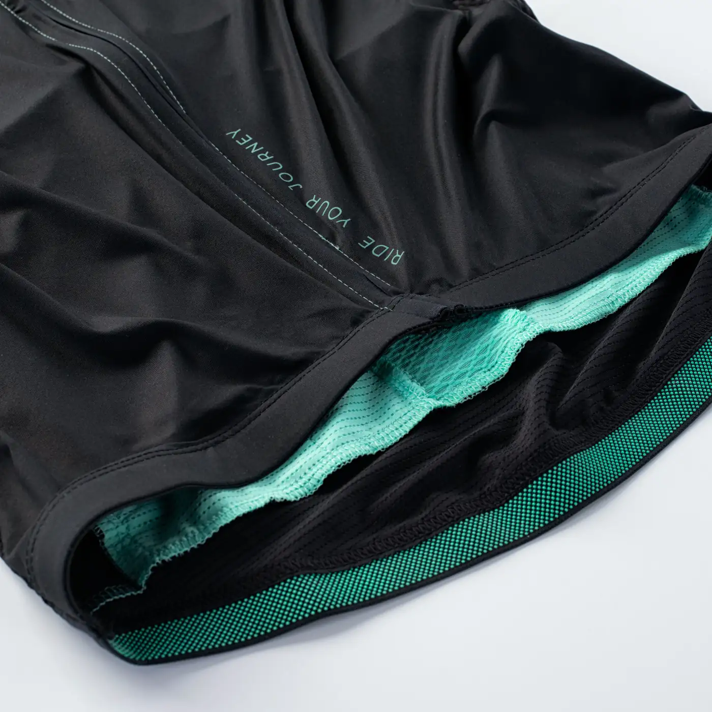 Obleka za velosiped so reflektiracki detali.