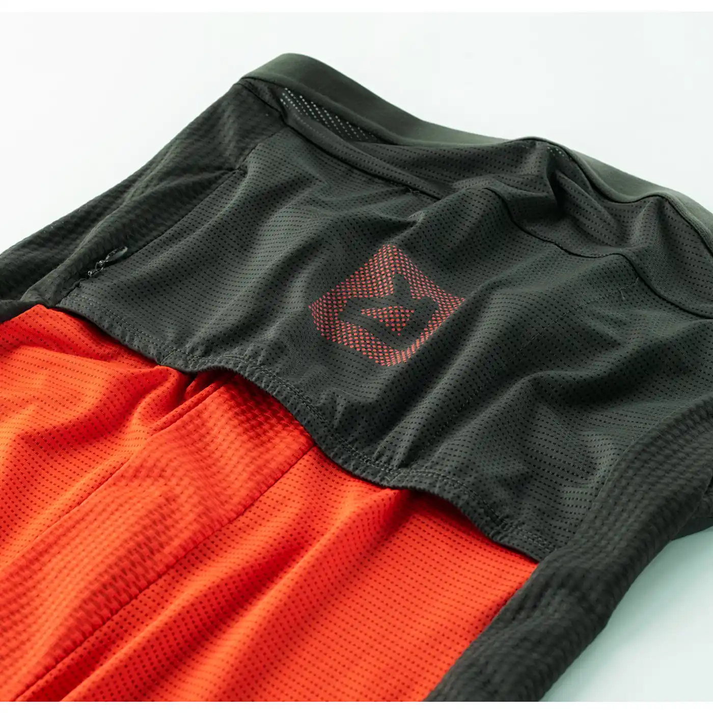 Дрес за велосиедисти со задни џебови.