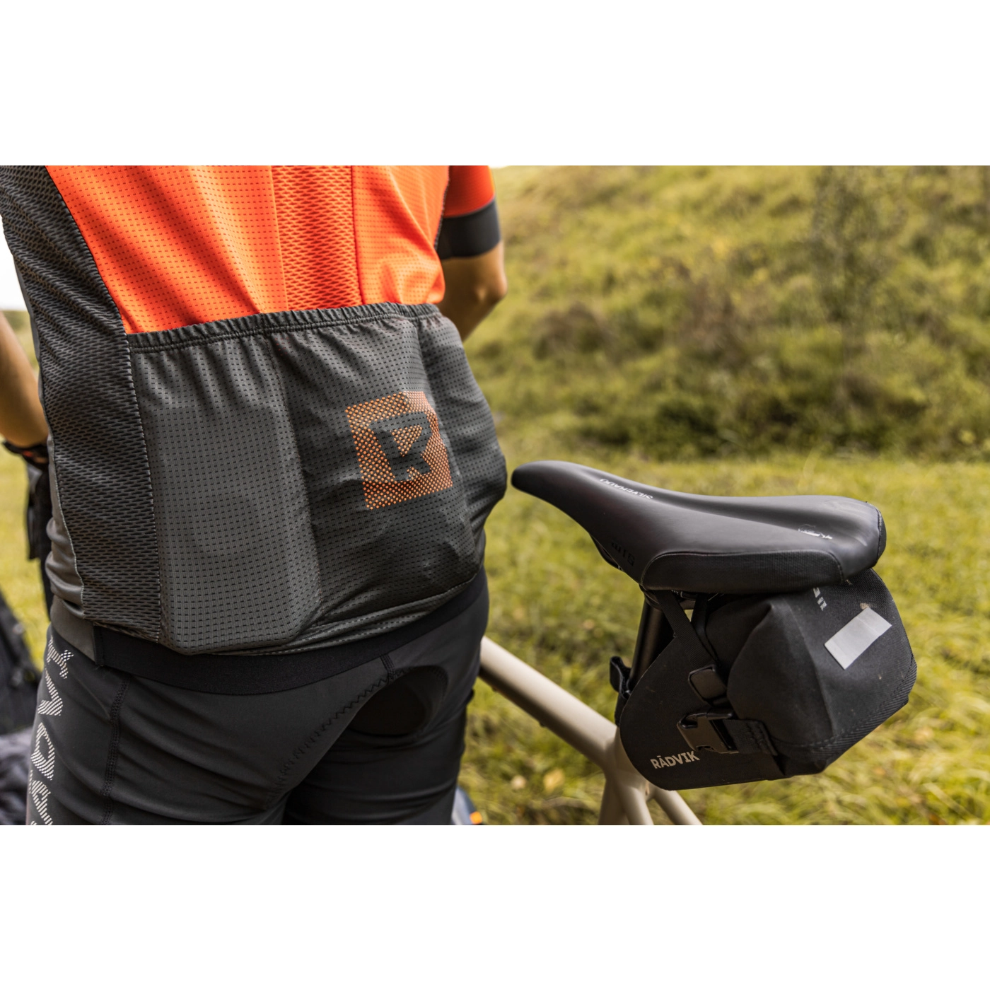 Велосипедски дрес со задни џебови.