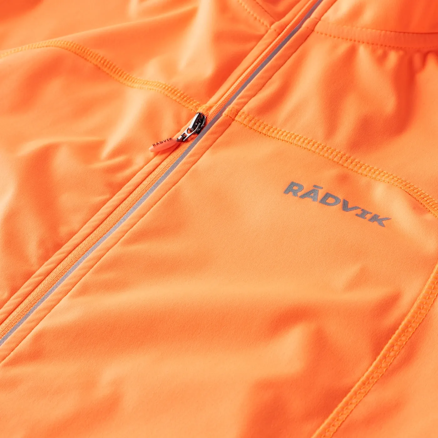 Velosipedski dres so reflektiracki dodatoci.